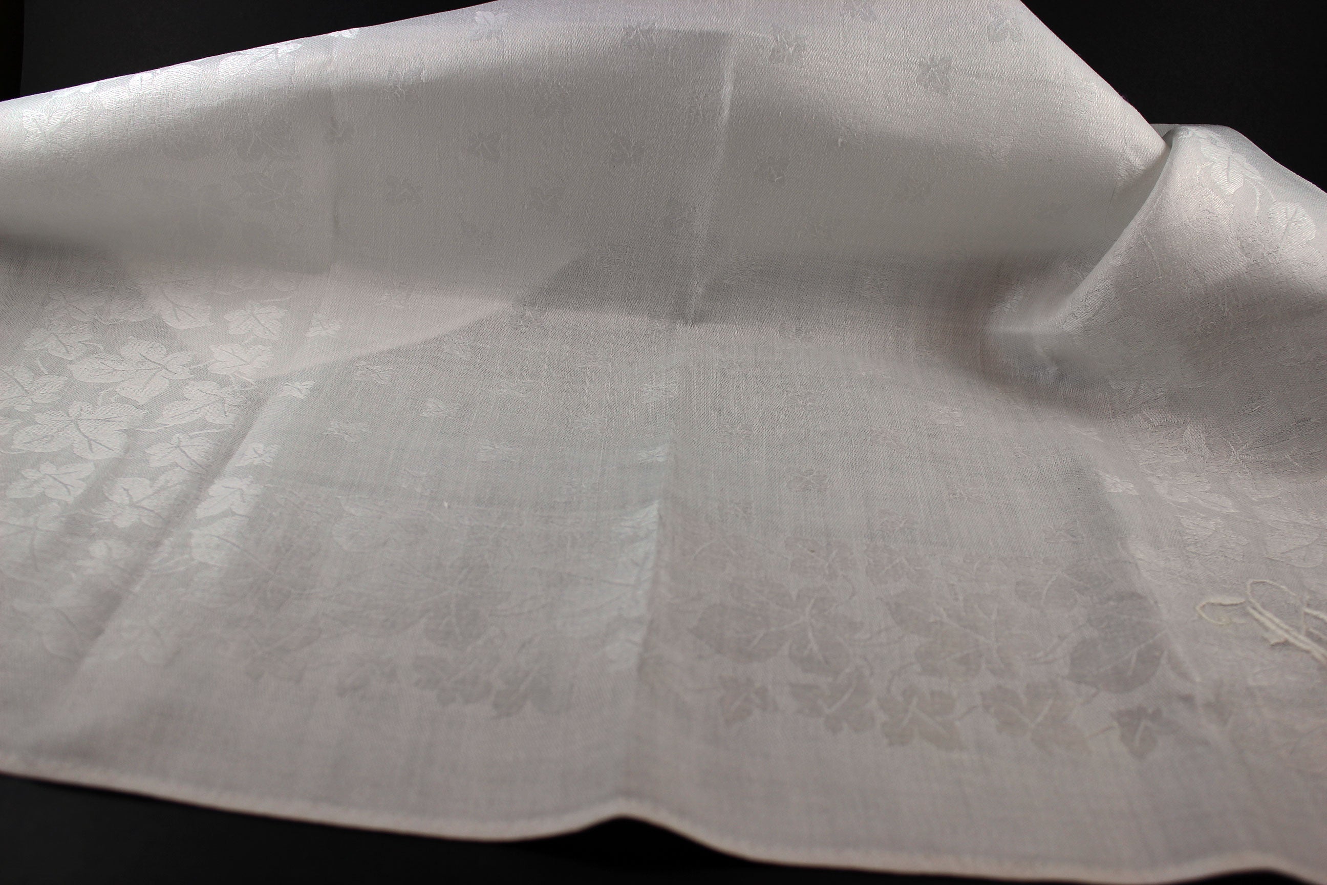 Irish Linen Dinner Napkins, Ivy Pattern