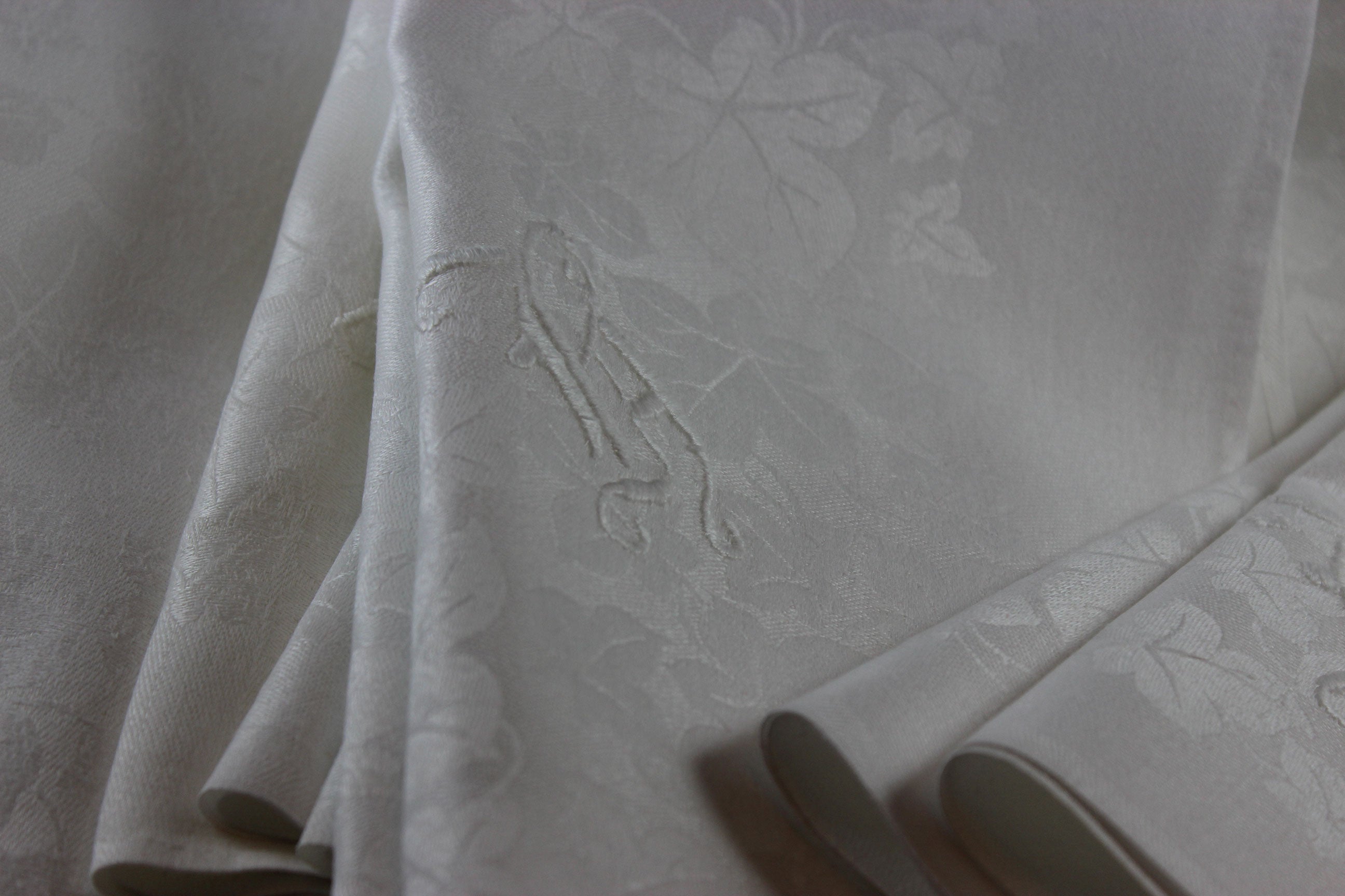 Irish Linen Dinner Napkins, Ivy Pattern