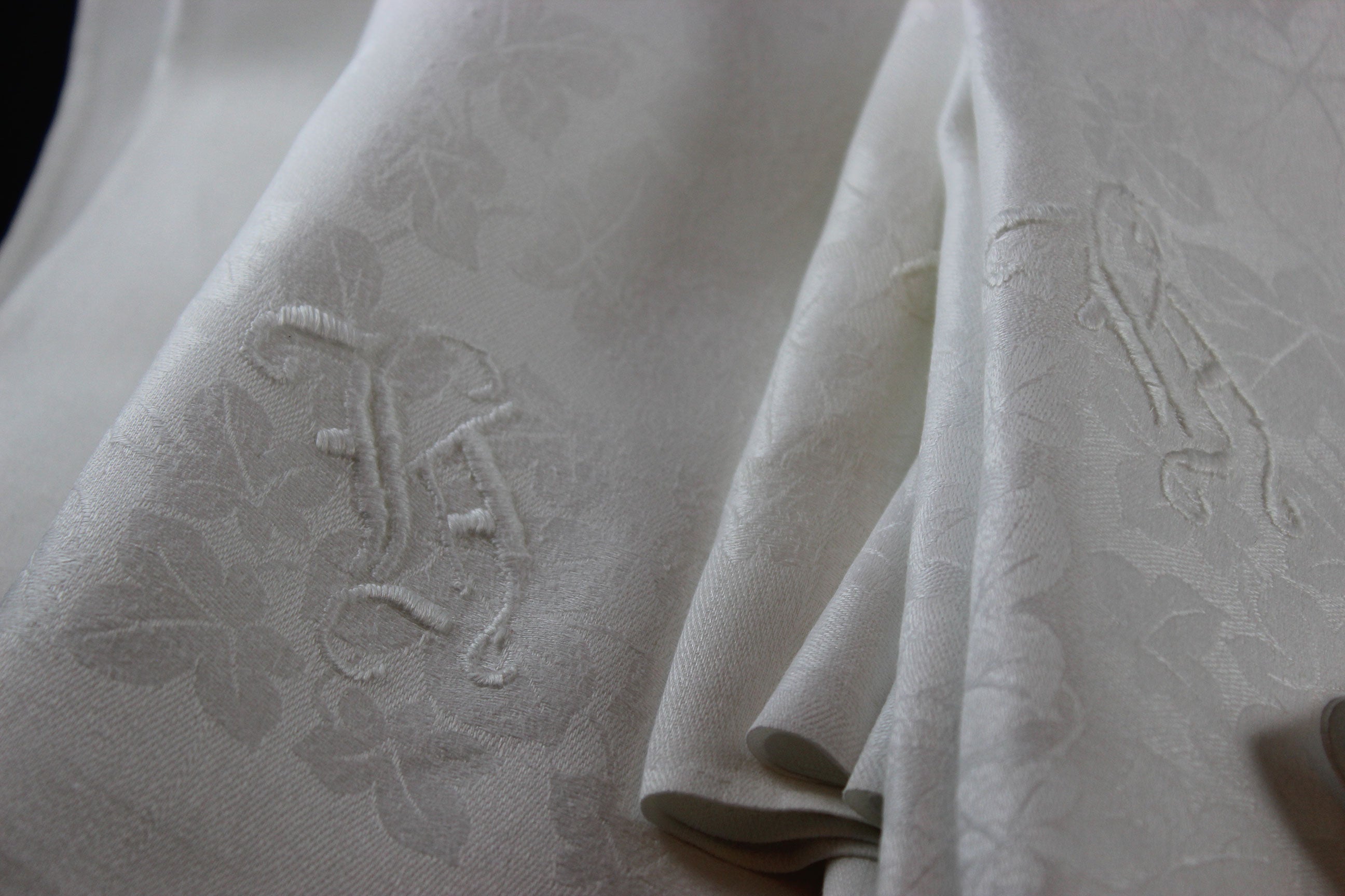 Irish Linen Dinner Napkins, Ivy Pattern