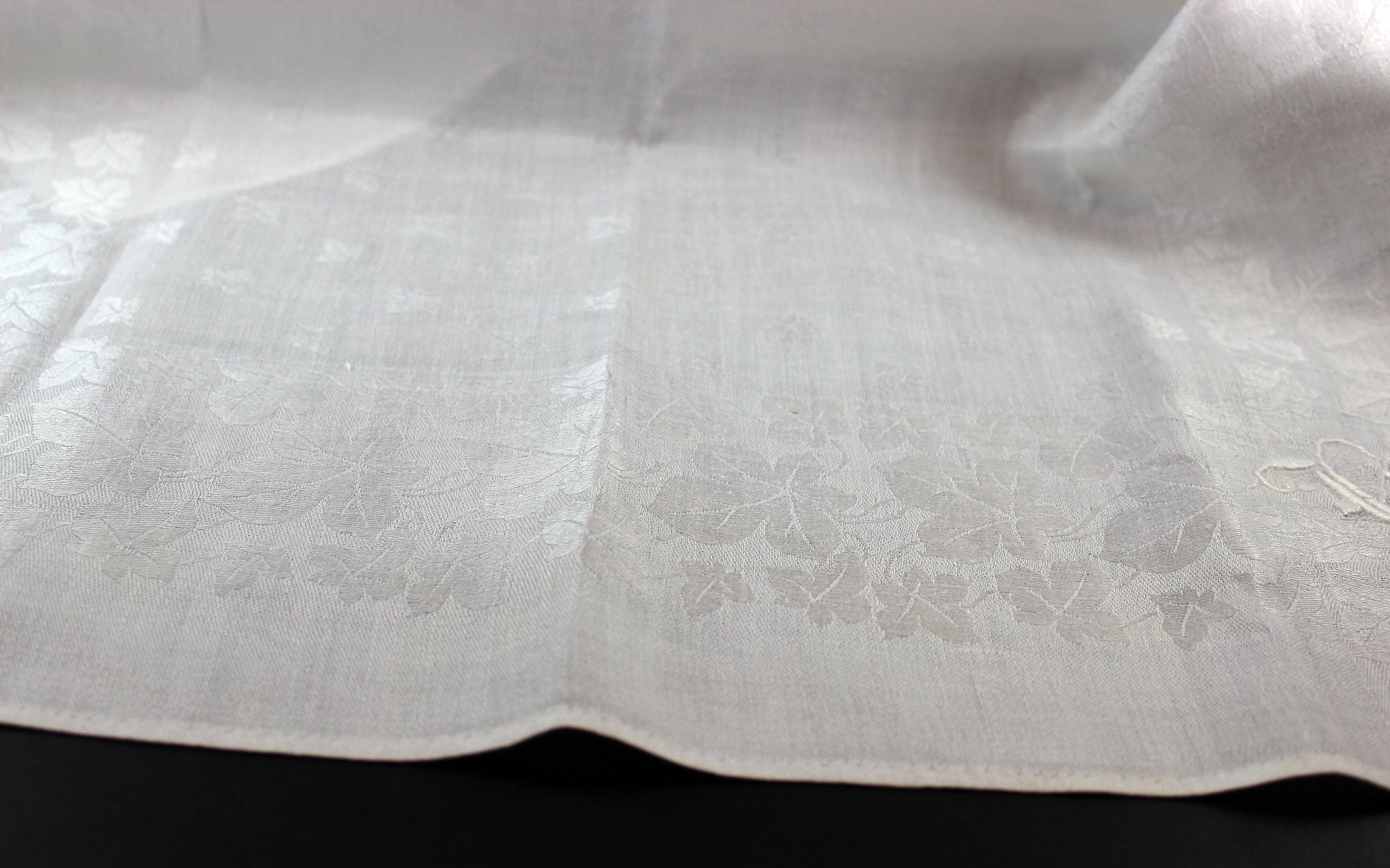 Irish Linen Dinner Napkins, Ivy Pattern