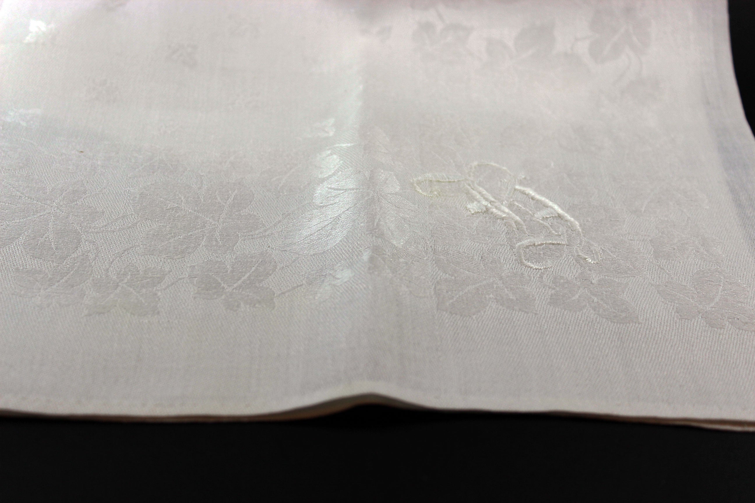 Irish Linen Dinner Napkins, Ivy Pattern