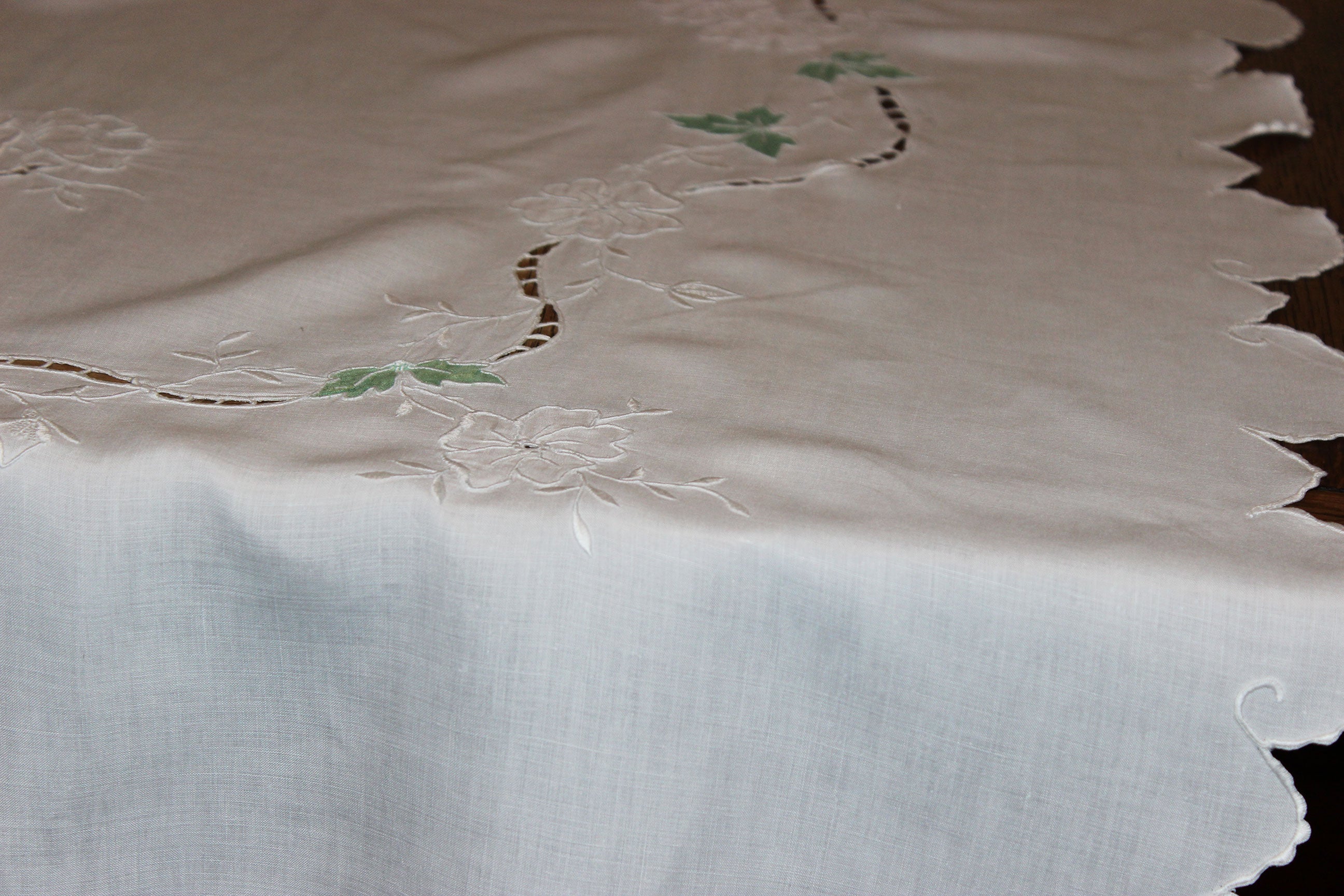 Madeira Fine Linen Small Tablecloth with 12 Napkins