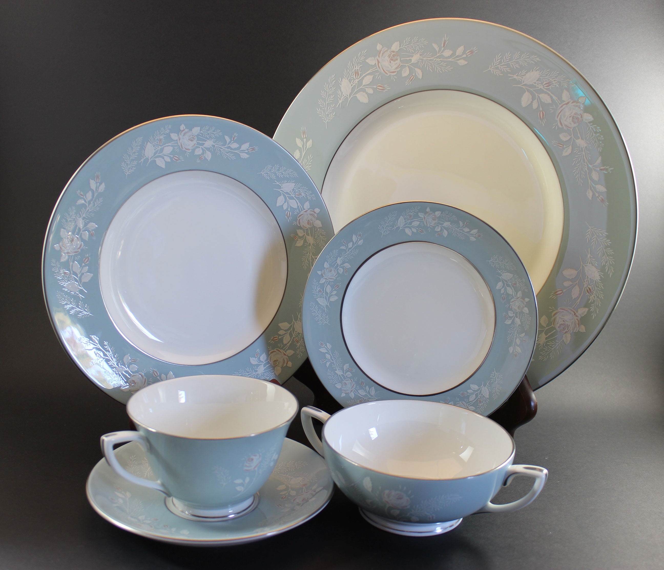 Royal Worcester, Bridal Rose, Z2738. 6 Piece Place Settings