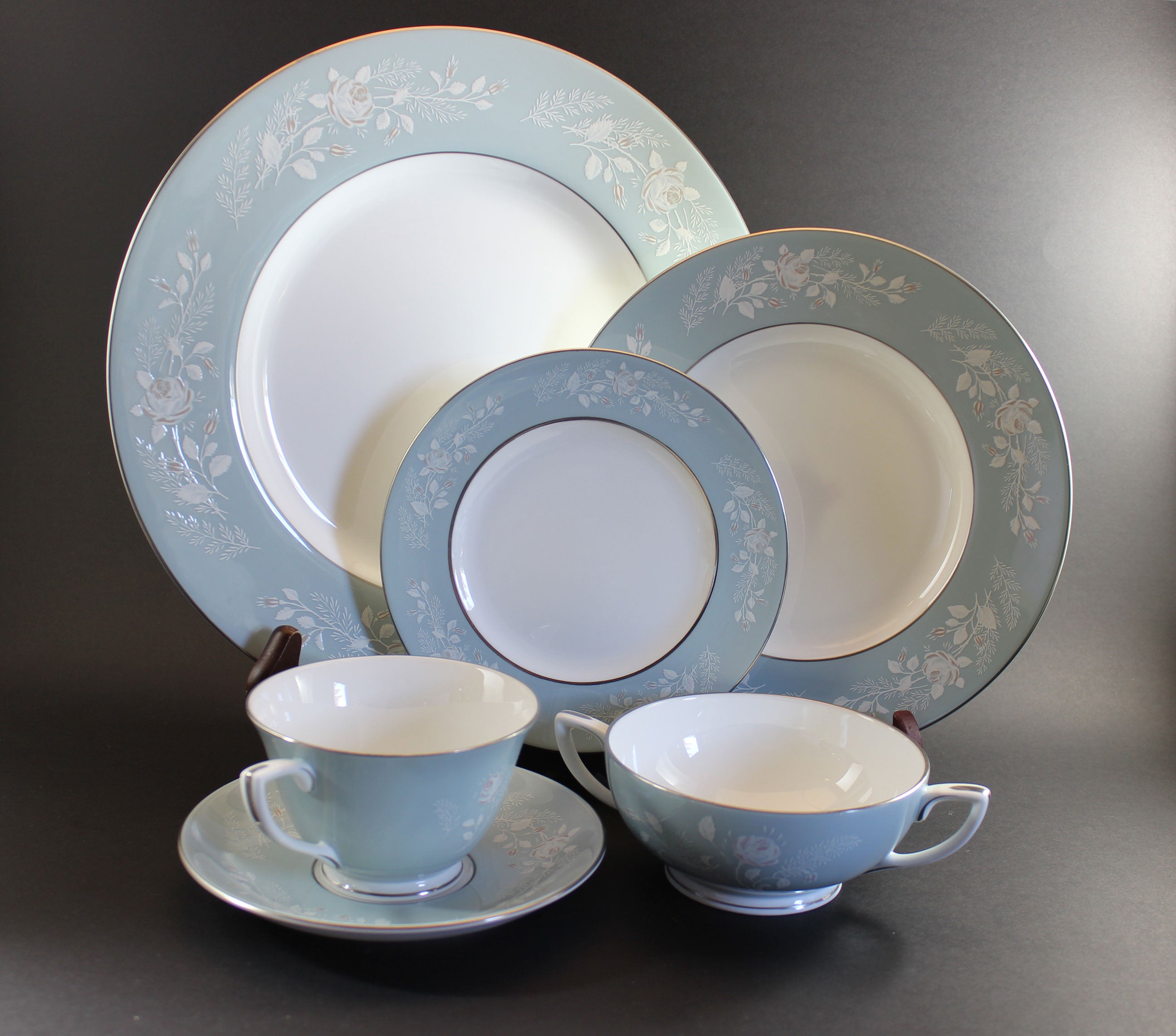 Royal Worcester, Bridal Rose, Z2738. 6 Piece Place Settings