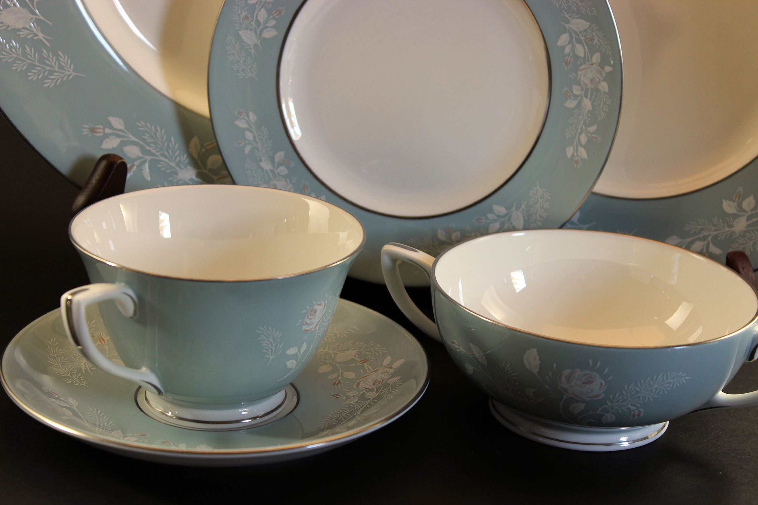 Royal Worcester, Bridal Rose, Z2738. 6 Piece Place Settings