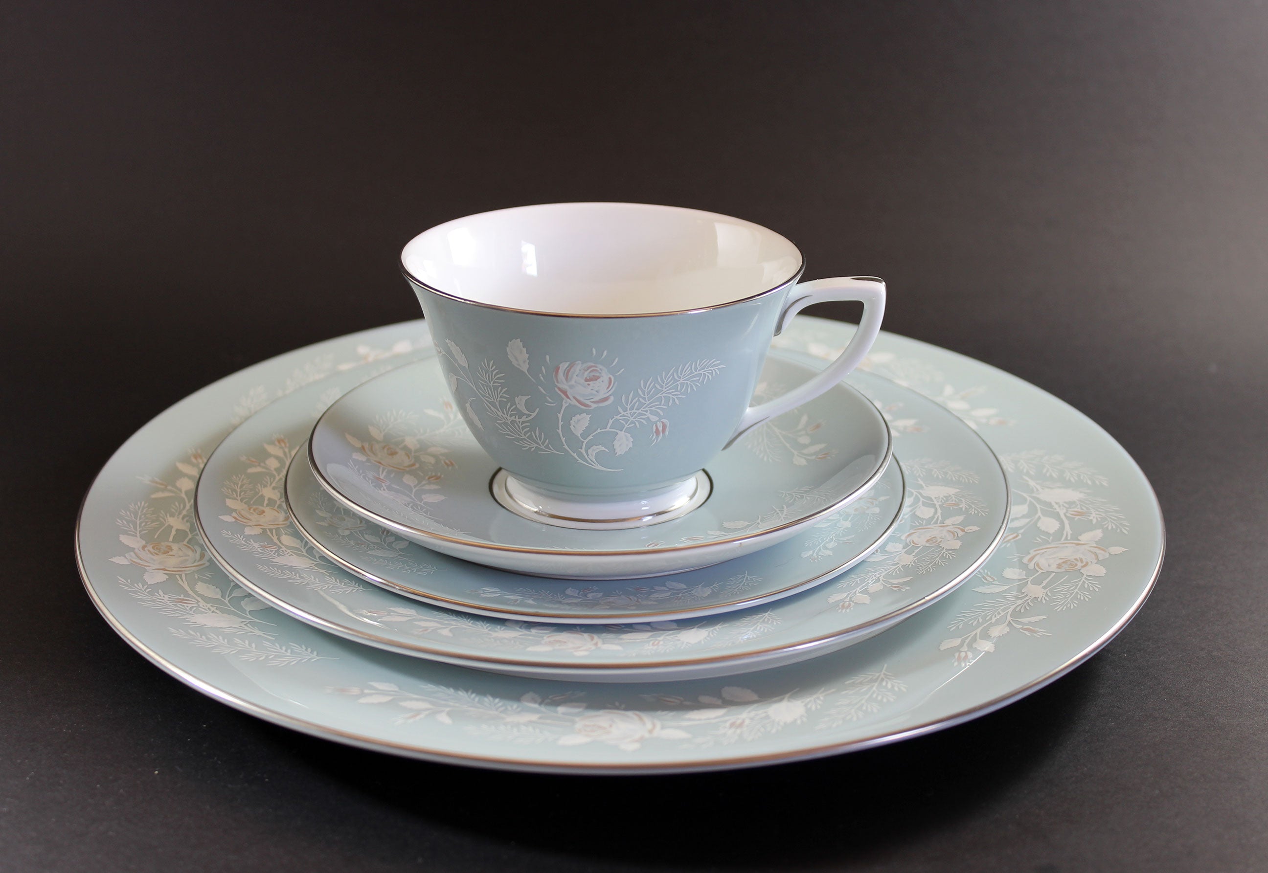 Royal Worcester, Bridal Rose, Z2738. 6 Piece Place Settings