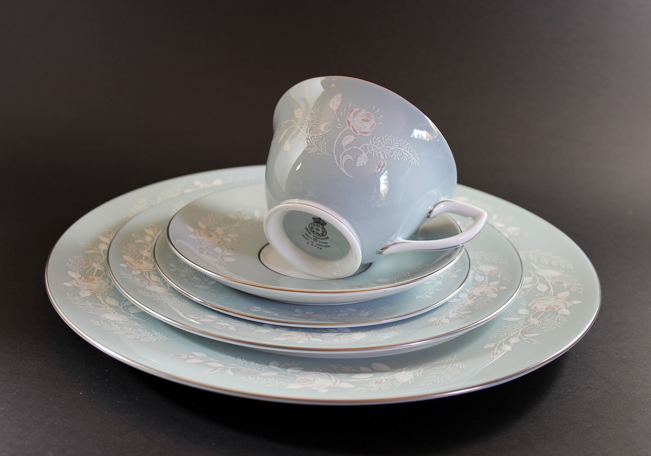 Royal Worcester, Bridal Rose, Z2738. 6 Piece Place Settings
