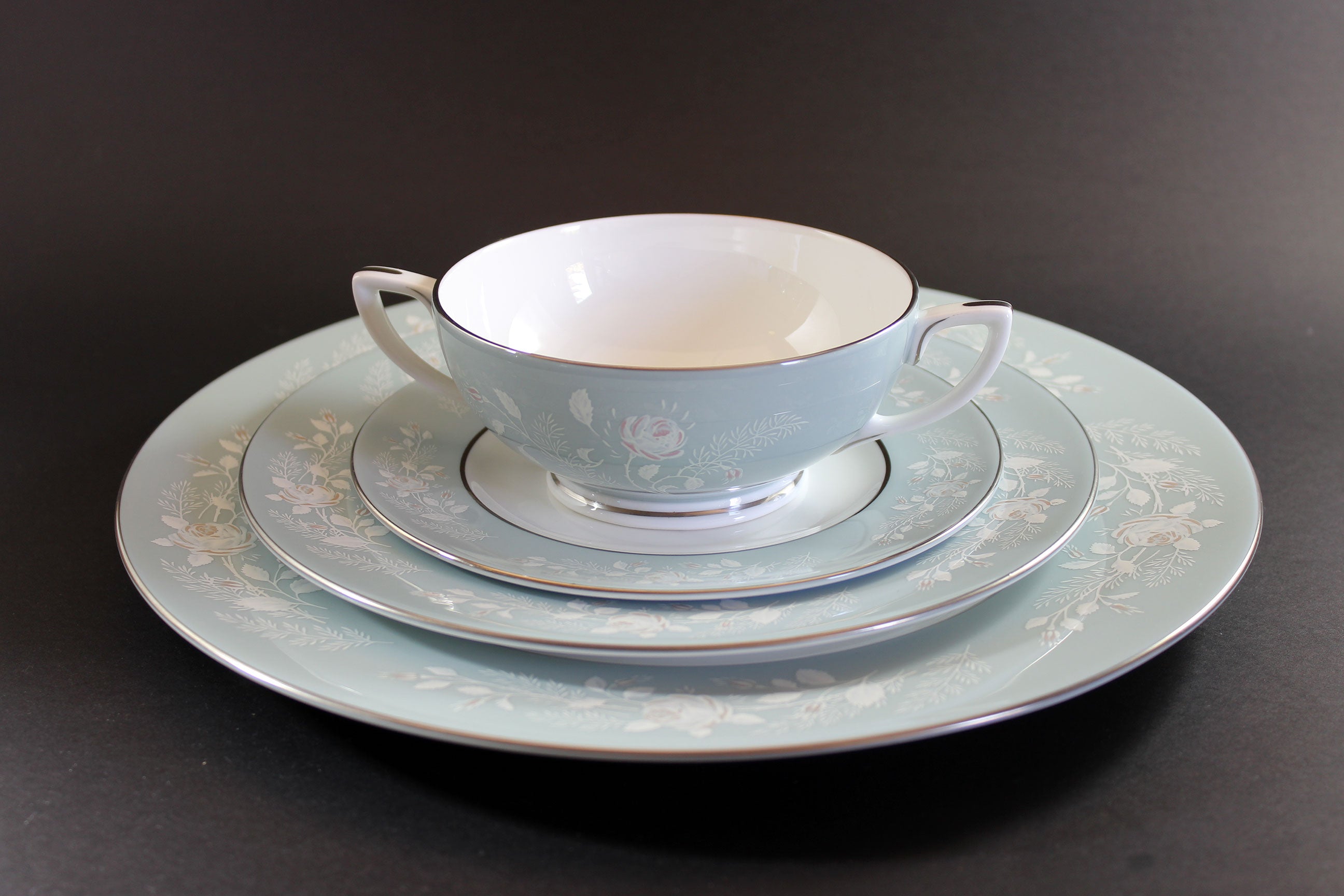 Royal Worcester, Bridal Rose, Z2738. 6 Piece Place Settings
