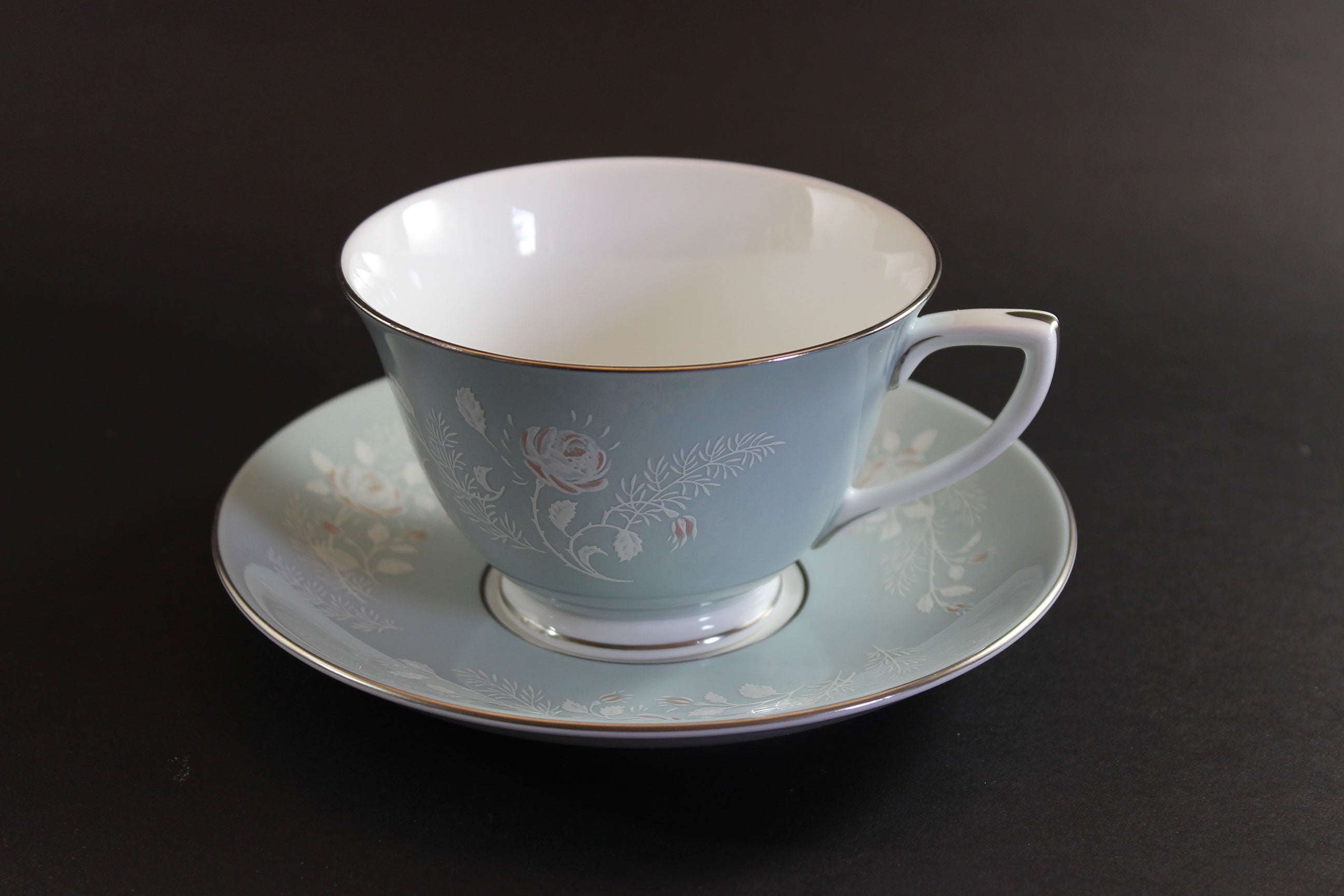 Royal Worcester, Bridal Rose, Z2738. 6 Piece Place Settings