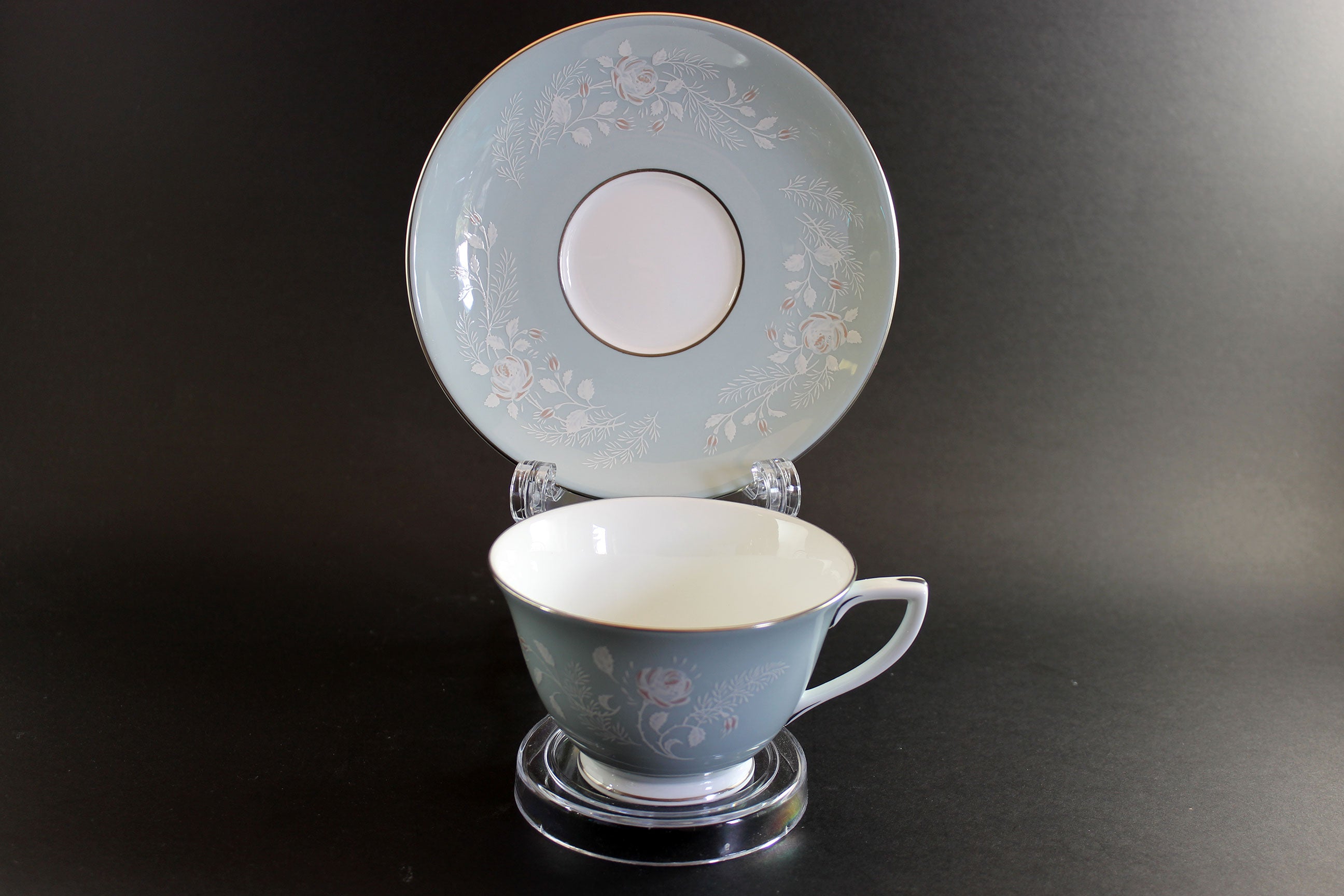 Royal Worcester, Bridal Rose, Z2738. 6 Piece Place Settings