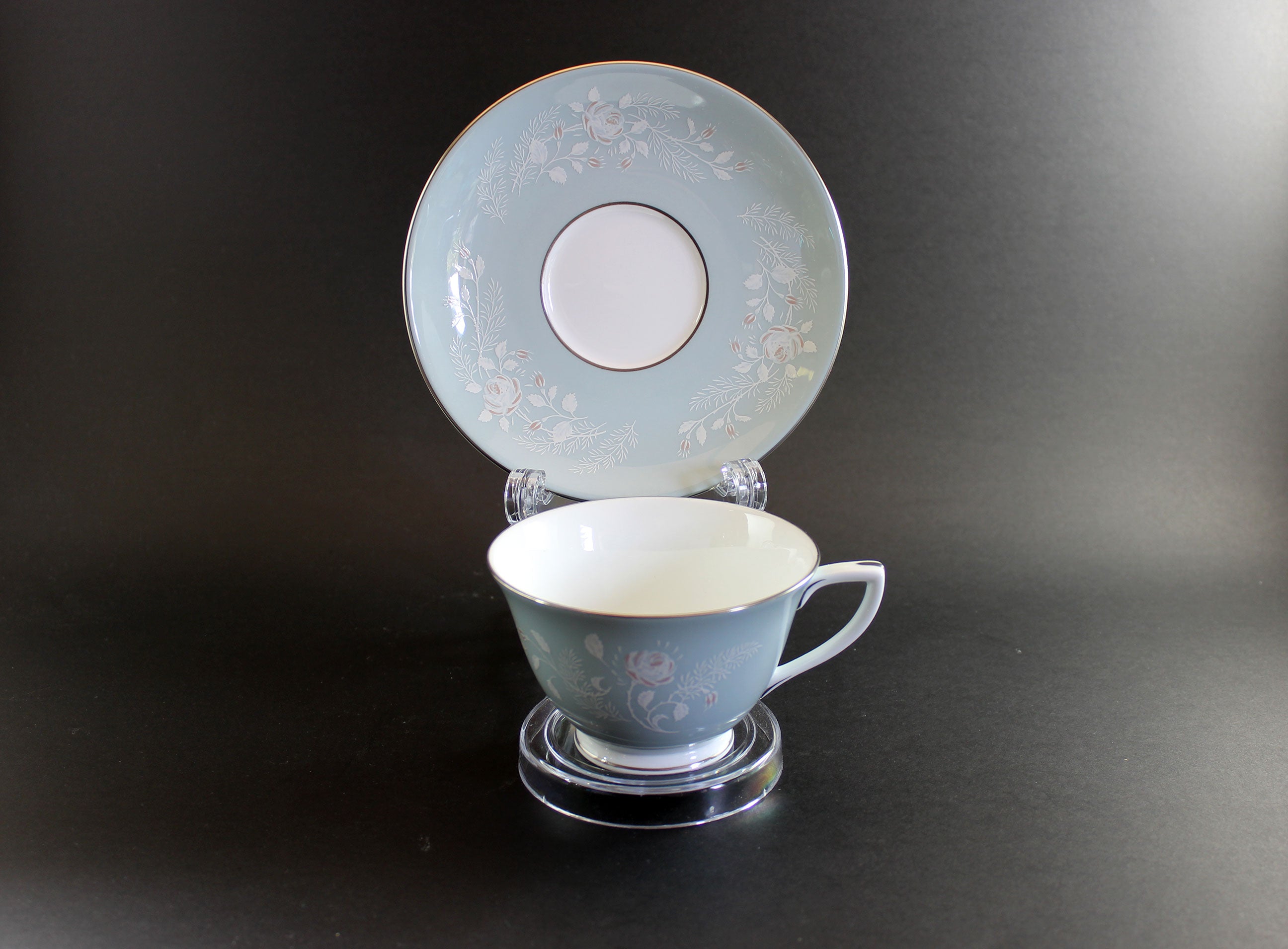 Royal Worcester, Bridal Rose, Z2738. 6 Piece Place Settings