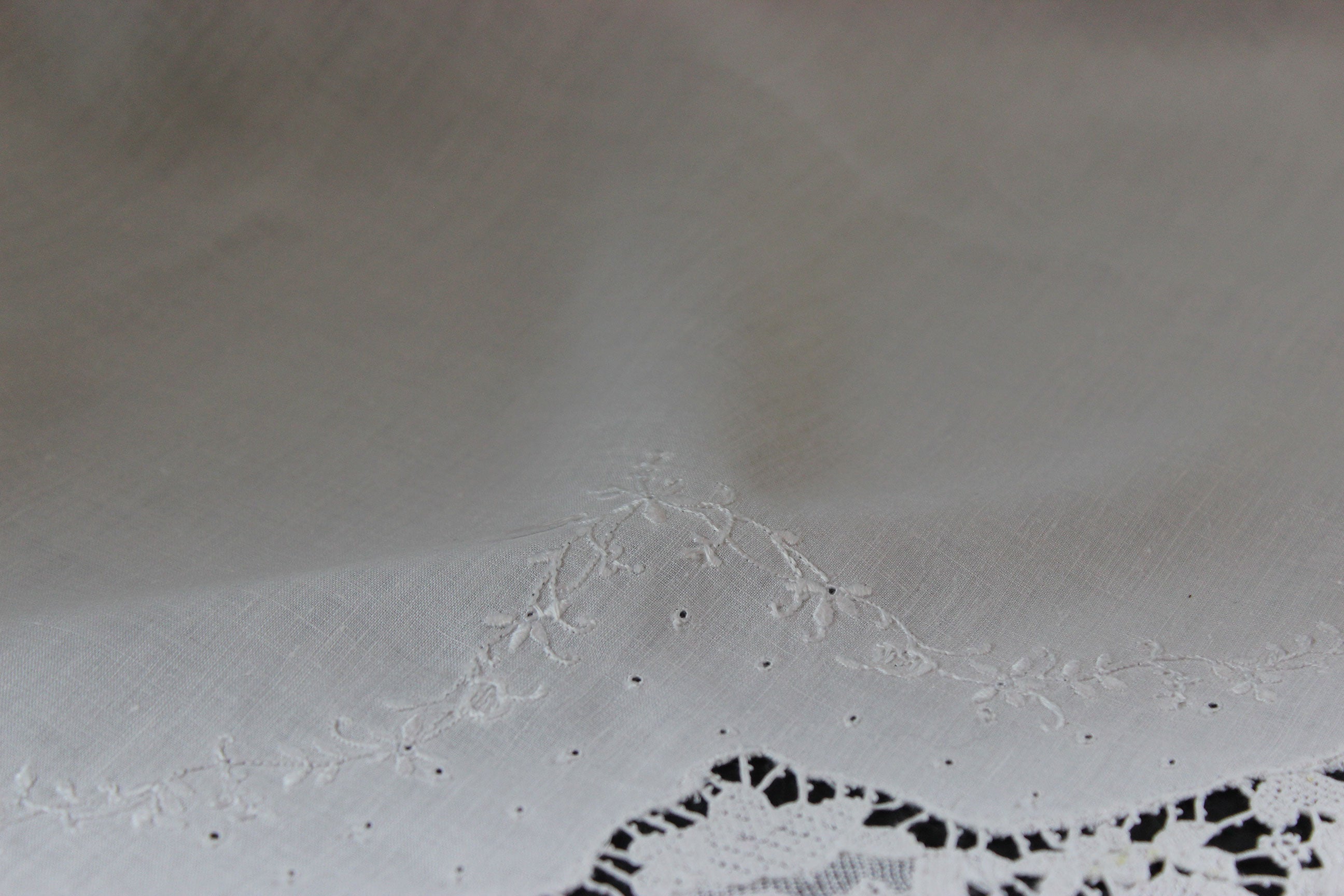 White Embroidered Vintage Linen and Lace Dinner Napkins