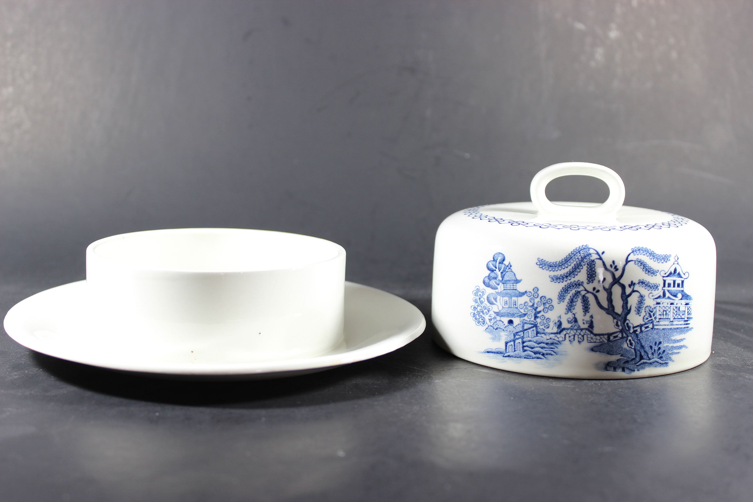 Blue Willow Covered Butter, Meakin, Staffordshire