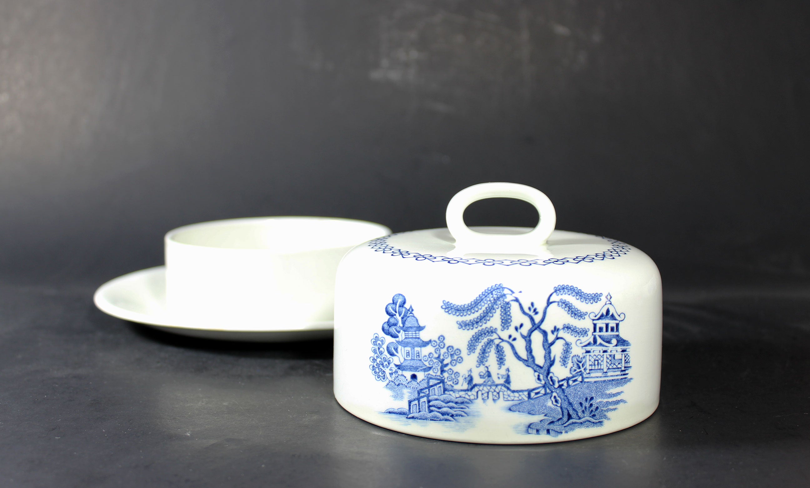 Blue Willow Covered Butter, Meakin, Staffordshire