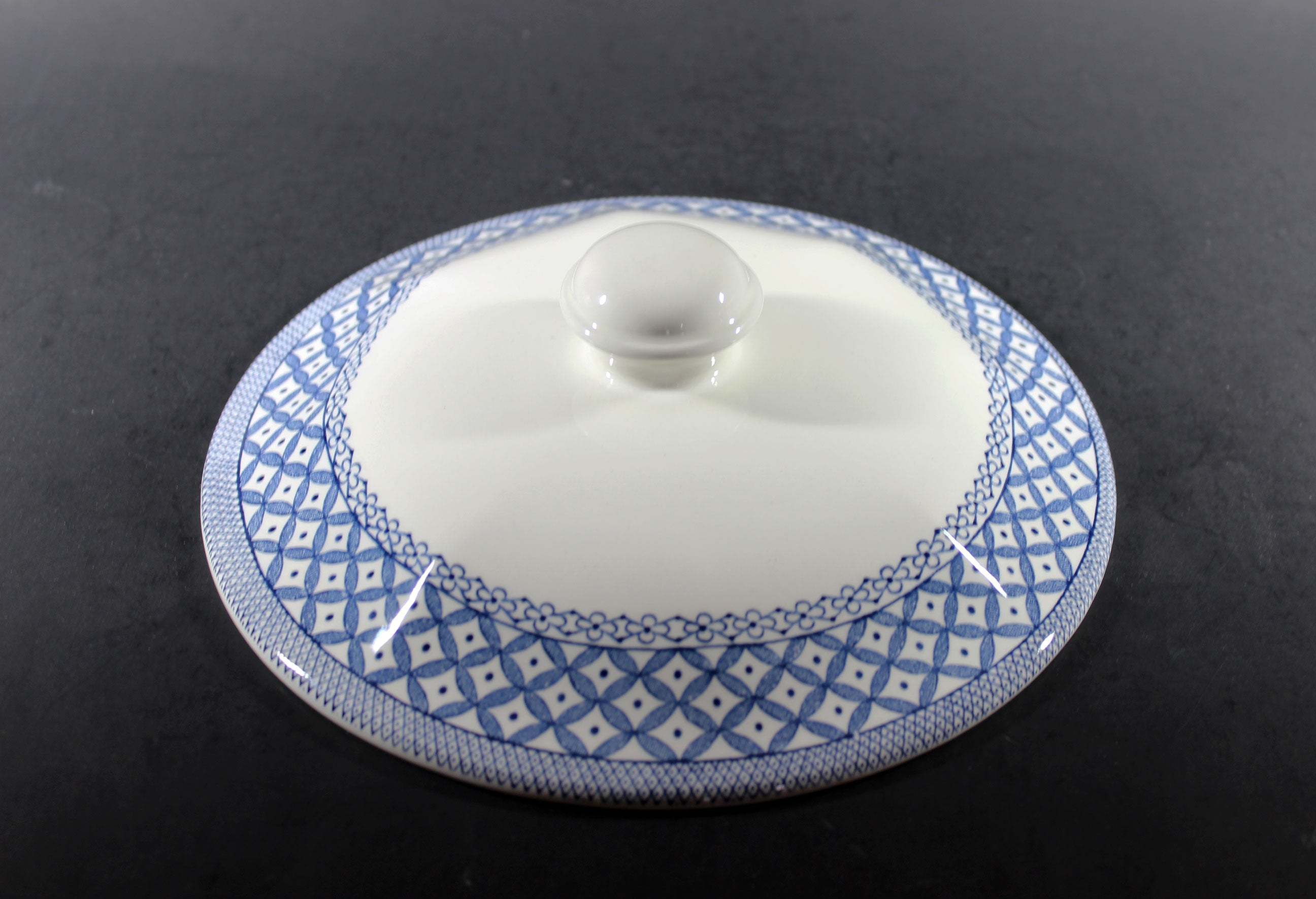Blue Willow Covered Vegetable Dish, Meakin, Staffordshire