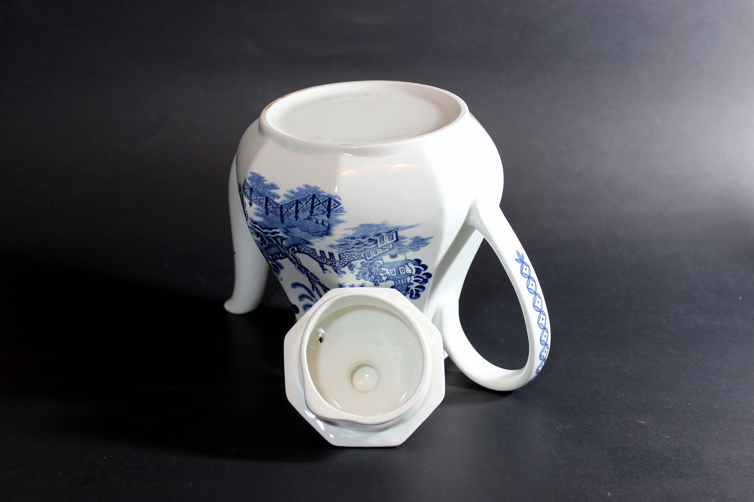 Meakin Blue Willow Teapot, Staffordshire