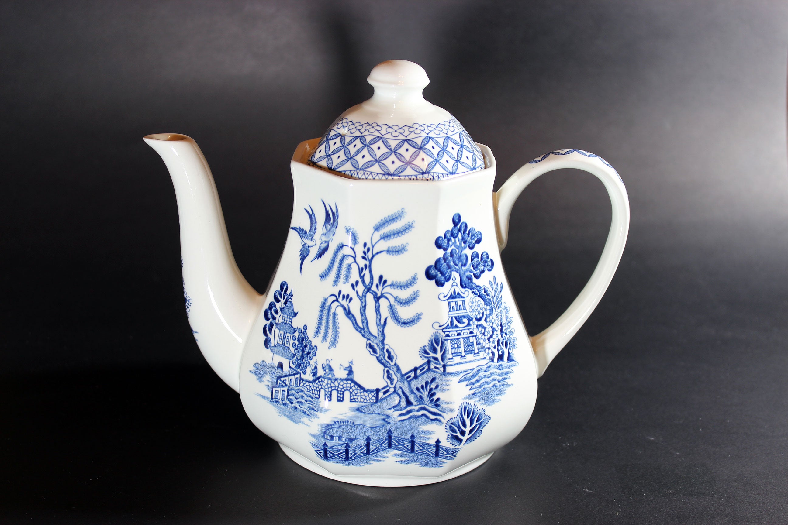 Meakin Blue Willow Teapot, Staffordshire
