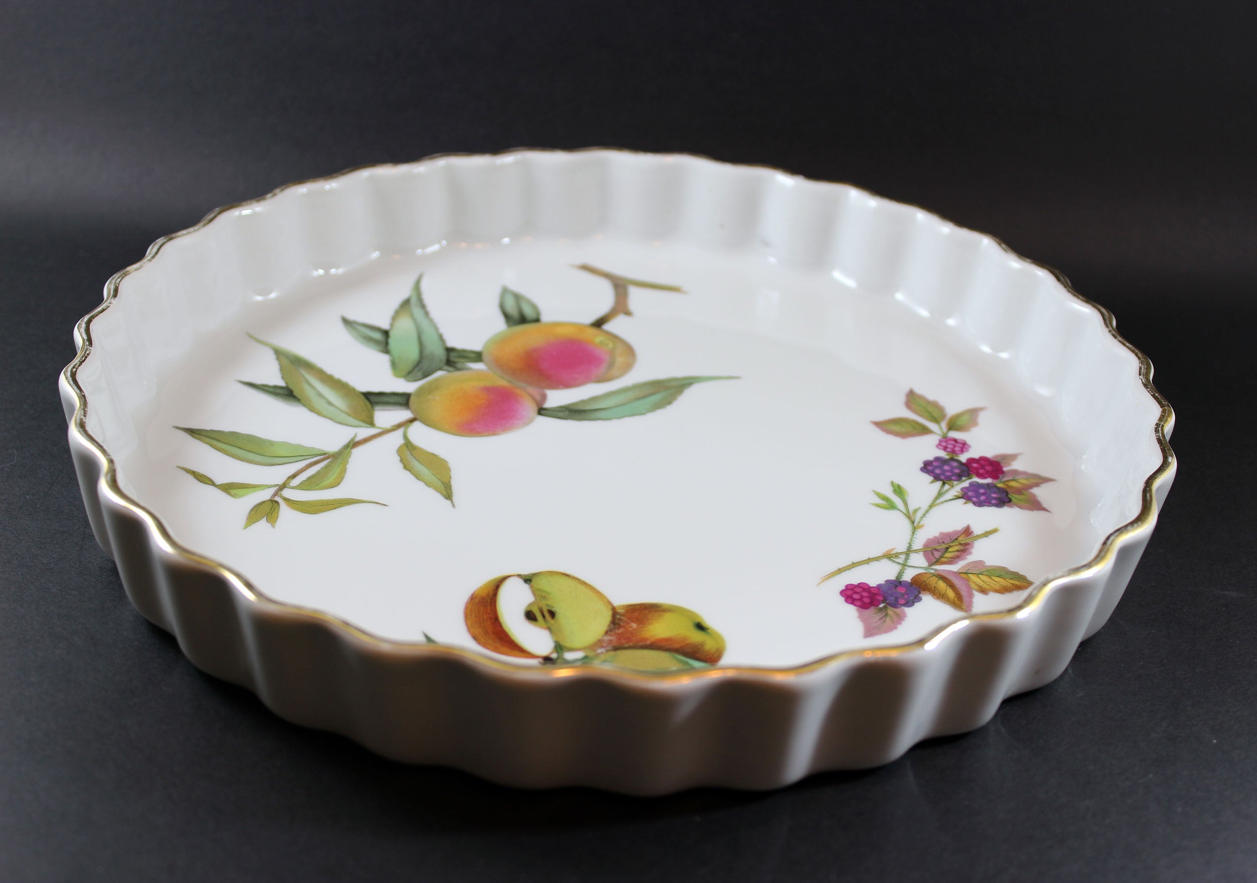 Royal Worcester Evesham Gold sar9aand quiche dish. orders 1951sh5uit motif minta ond