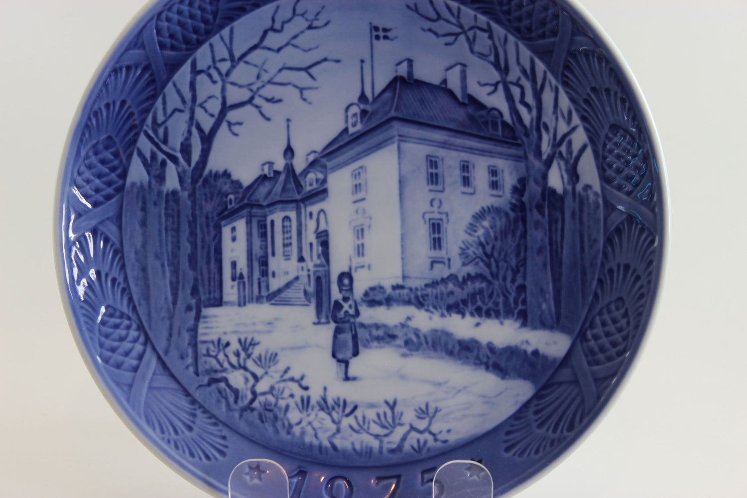 1975 Royal Copenhagen Decorative blue and white plate with a scenic design and year &