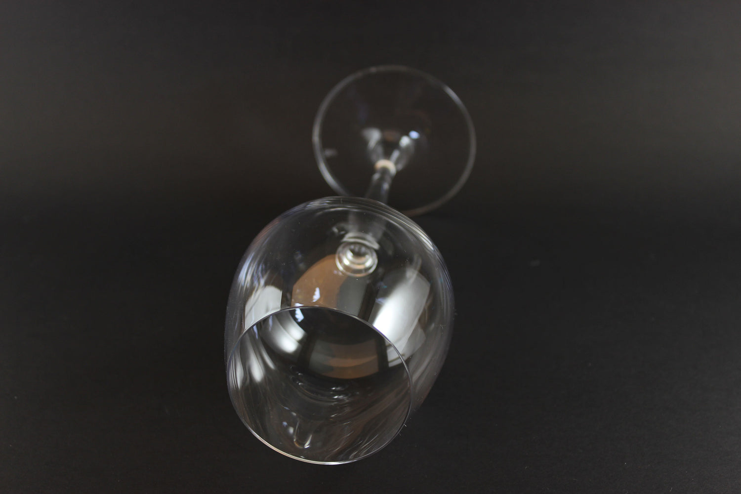 Set of Spiegelau Arabeske clear wine glasses on a dark background