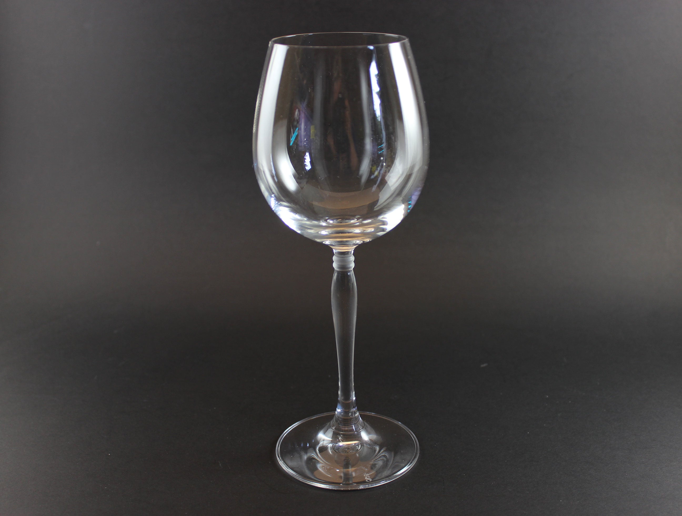 Set of Spiegelau Arabeske clear wine glasses on a dark background
