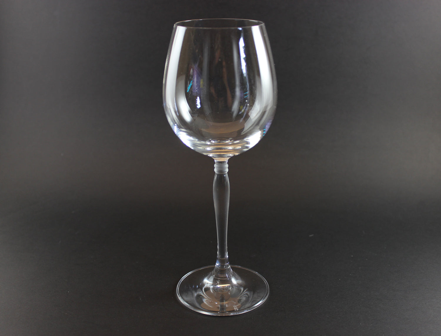 Set of Spiegelau Arabeske clear wine glasses on a dark background