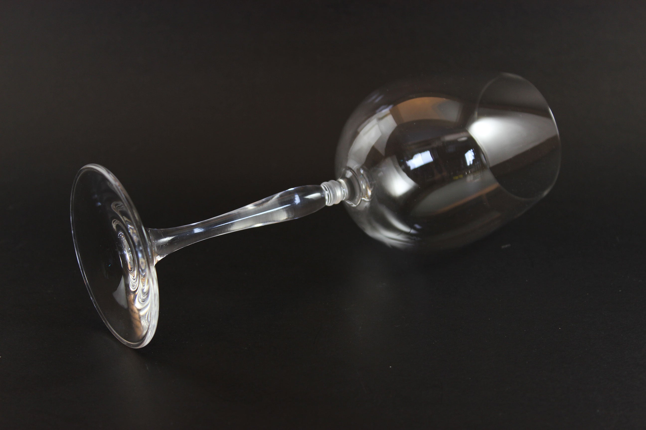 Set of Spiegelau Arabeske clear wine glasses on a dark background