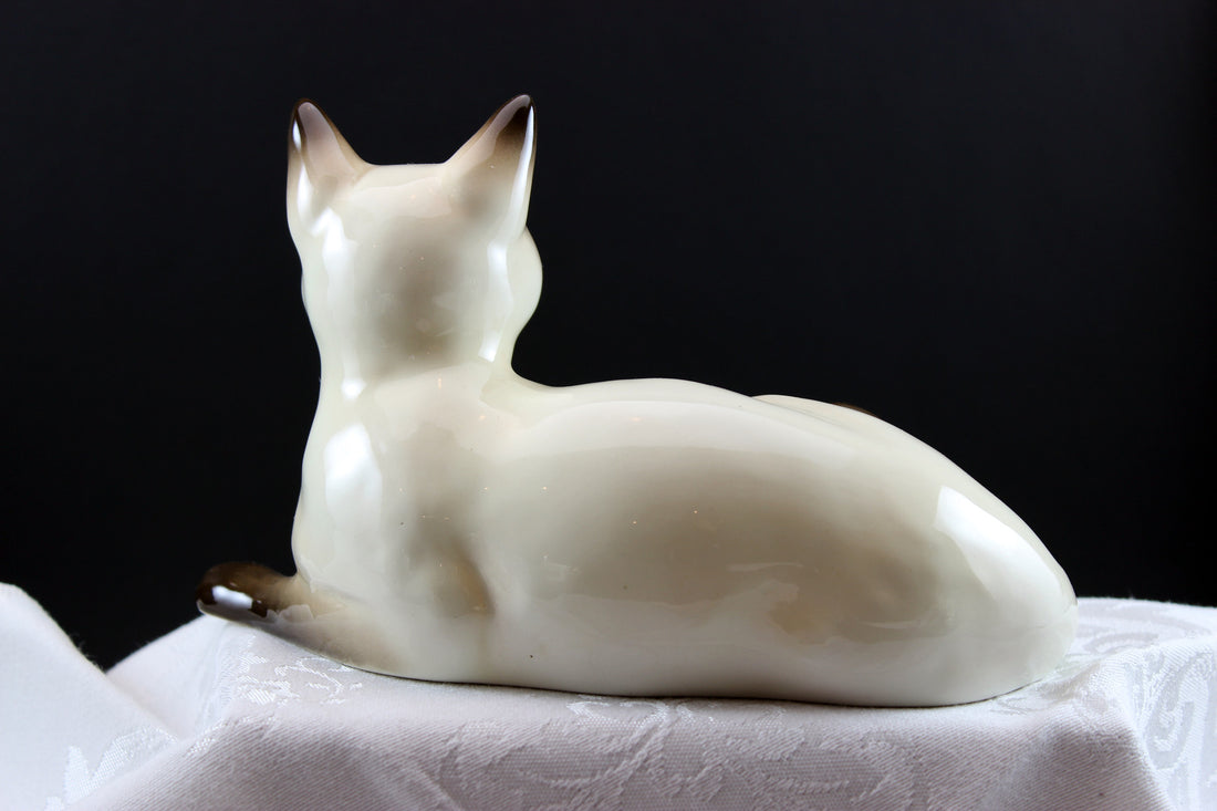 Beswick Siamese cat figurine. 1559. Dated 1970&