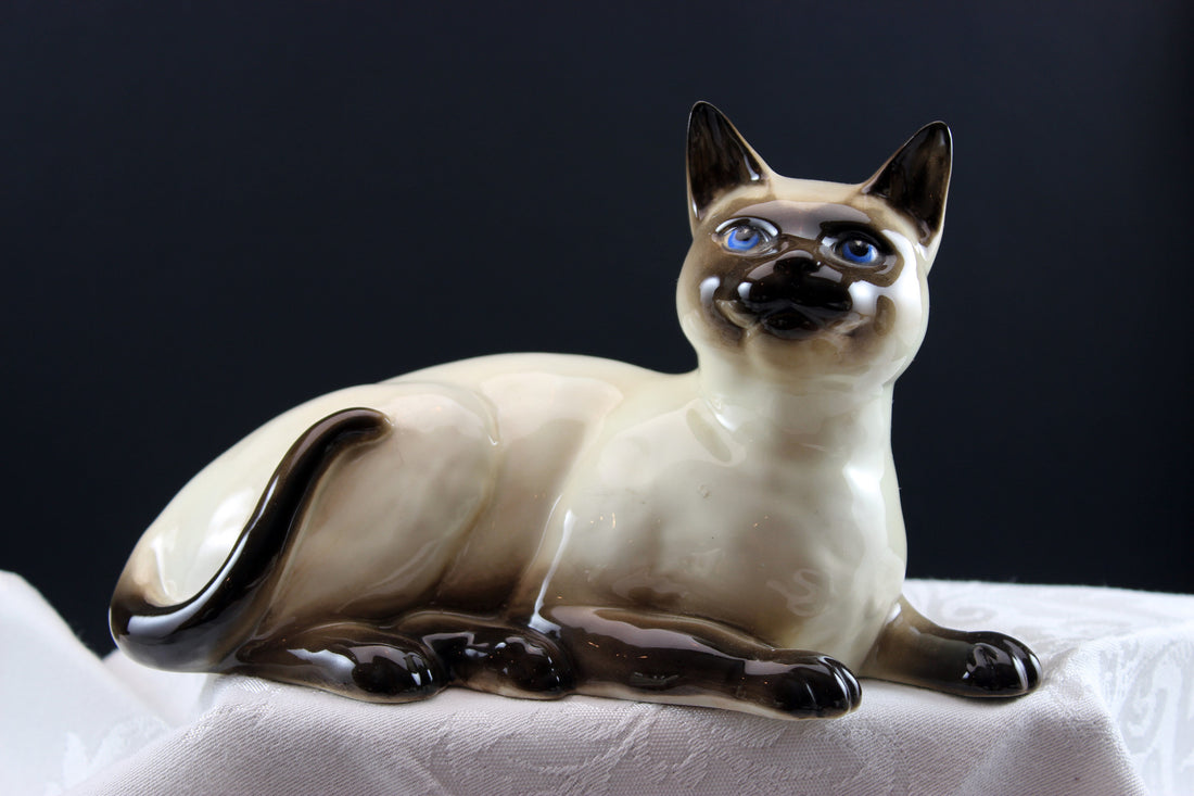 Beswick Siamese cat figurine. 1559. Dated 1970&