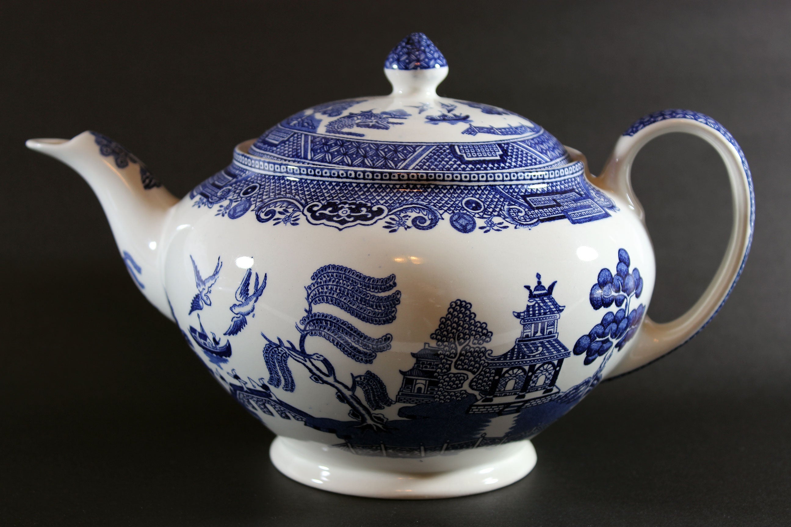 Blue Willow Teapot, Johnson Brothers – With A Past