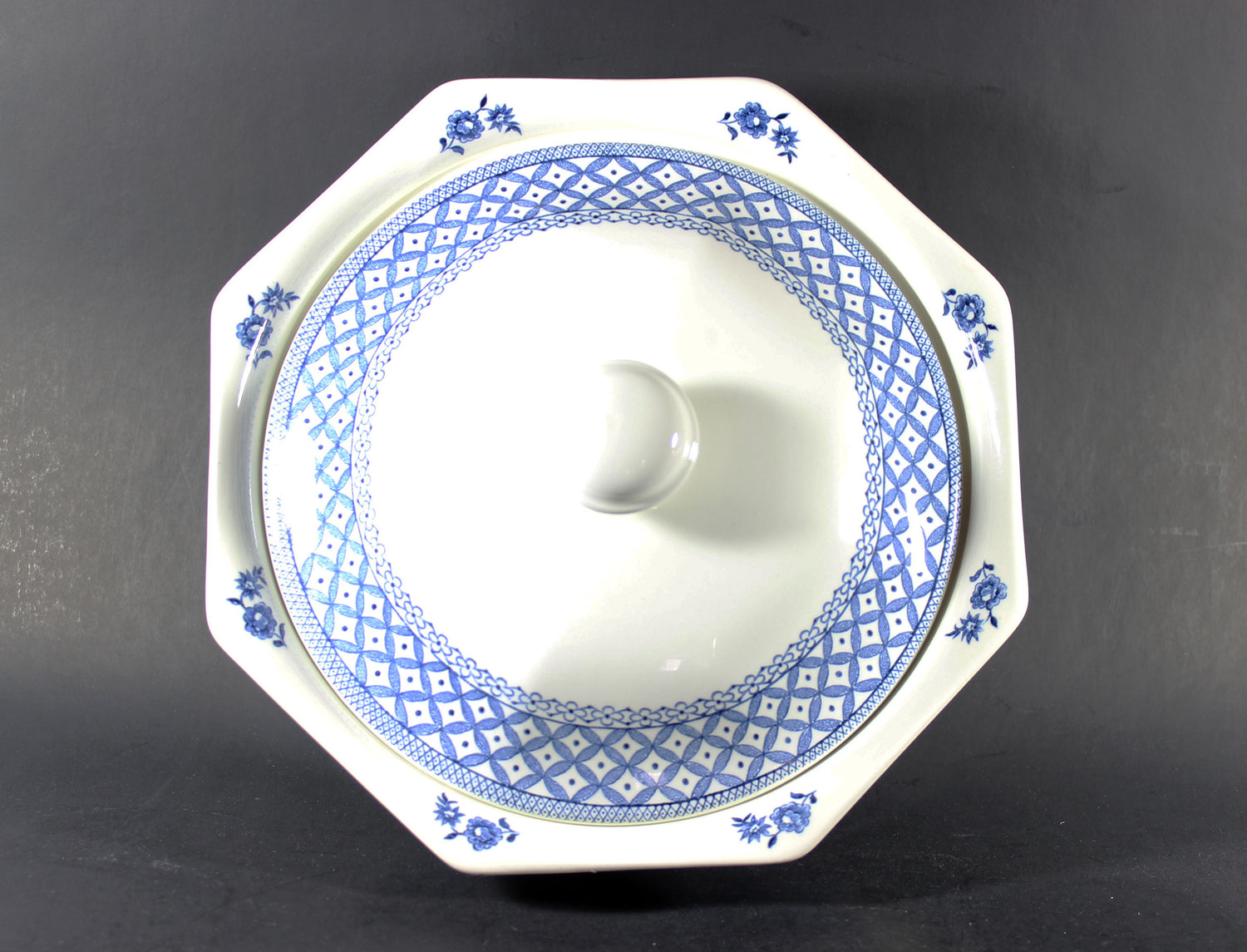 Blue Willow Covered Vegetable Dish, Meakin, Staffordshire